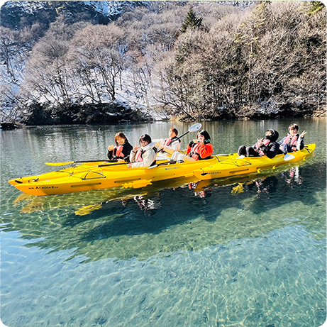 ぐりーんぴーす - 四万湖カヌーツアー「ぐりんぴーす」。元気なスタッフが丁寧にガイドします。初めての方もベテランの方も、どなたでも安心してカヌー をお楽しみいただけます。わんちゃん連れのツアーもOK！みなさまのお越しをお待ちしています。ぐりーんぴーす